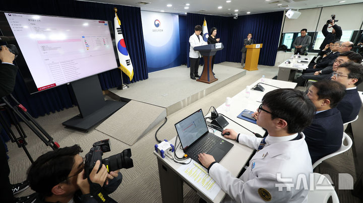 [서울=뉴시스] 김선웅 기자 = 윤호중 행정안전부 장관이 지난 3월 10일 종로구 정부서울청사에서 국립과학수사연구원의 AI 딥페이크 탐지 분석 모델 시연을 참관하고 있다. 2026.03.10. mangusta@new