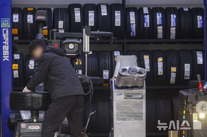 "일반 타이어보다 비싸도 잘 팔려"…타이어 3사, 전기차 덕에 수익성....