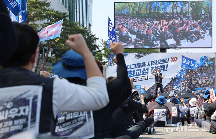 [서울=뉴시스] 권창회 기자 = 박상만 금속노조 위원장이 15일 서울 서초구 현대차그룹 본사 인근에서 열린 현대차그룹 원청교섭 쟁취 금속노조 결의대회에서 대회사를 하고 있다.2026.04.15.kch0523@ne