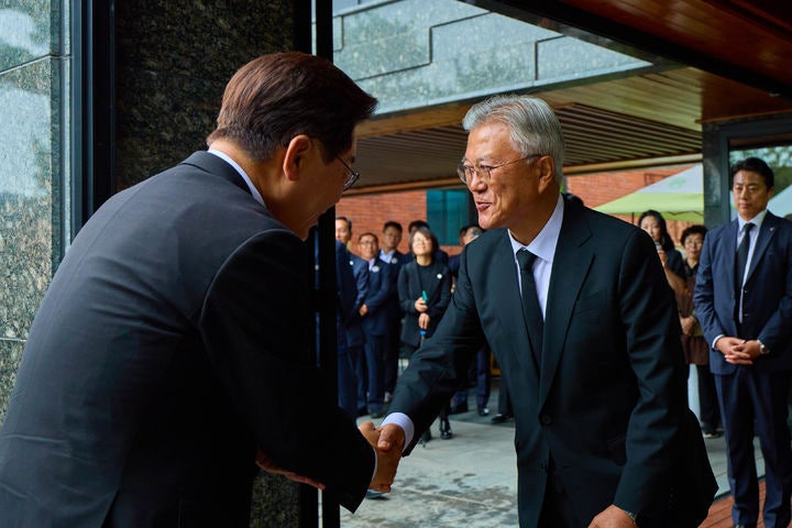 <b>이 대통령</b>, 문재인 전 <b>대통령</b>과 내달 1일 청와대서 <b>오찬</b>