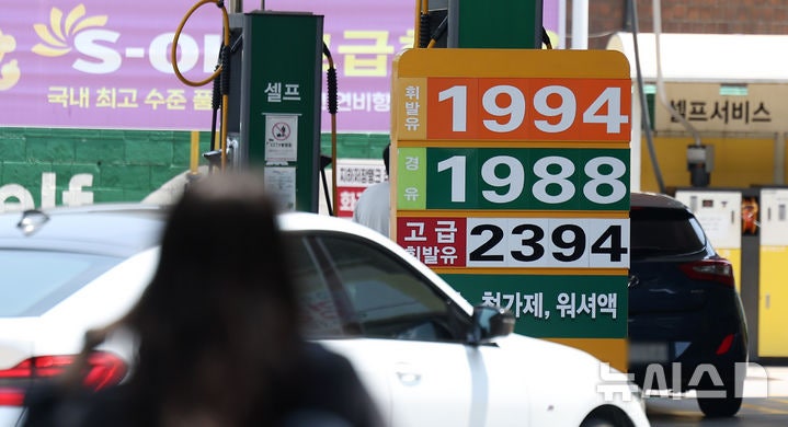 '2000원' 깨진 경유 vs 버티는 휘발유…하락 속도 엇갈린 이유는?