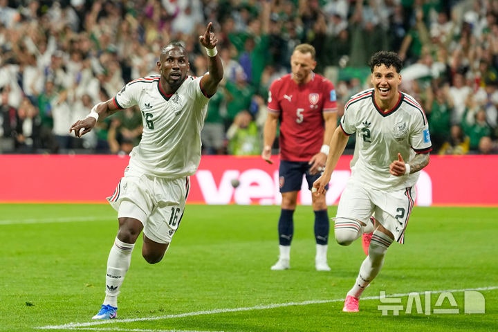 개최국 멕시코, 체코에 3-0 승리…3연승으로 32강 진출[월드컵24시]