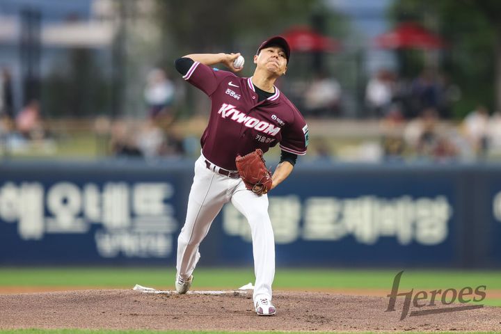 하영민 7이닝 1실점·안치홍 결승포…<b>키움</b>, 베테랑 활약 속 <b>10연패 탈출</b>
