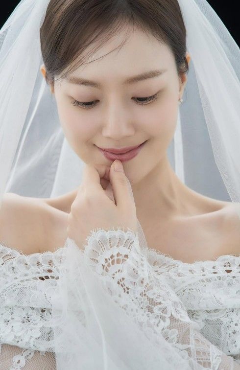 문채원, 루머 지우고 오늘 결혼 "떨리고 설레"
