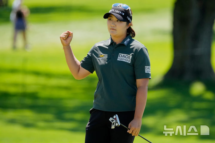 유해란, '메이저' 여자 <b>PGA 챔피언십</b> 3R 선두 등극…윤이나는 3위