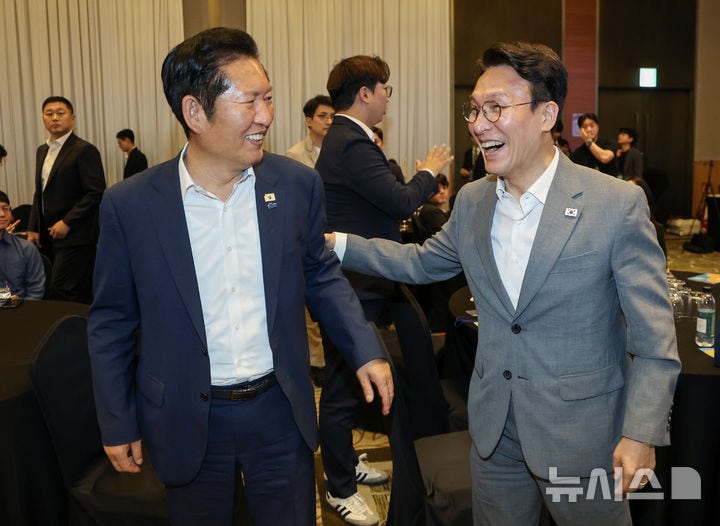 웃으며 만난 김민석·정청래…지선평가·보완수사권 신경전 계속