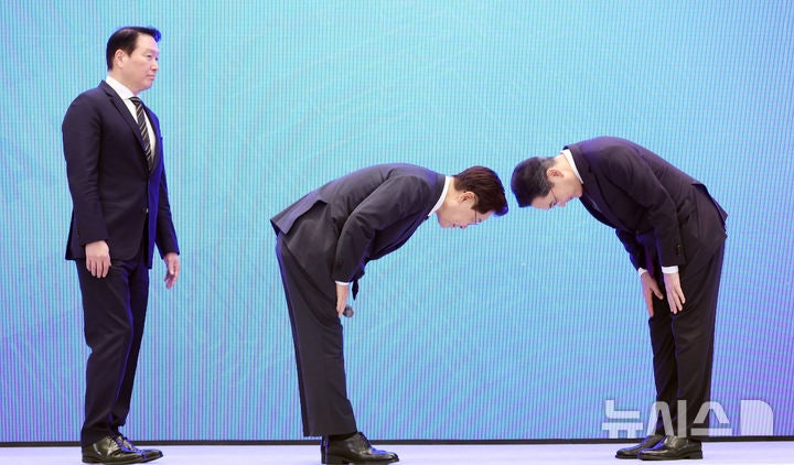 李대통령, 이재용·최태원에 "국민 영웅"…90도 허리 숙여 인사