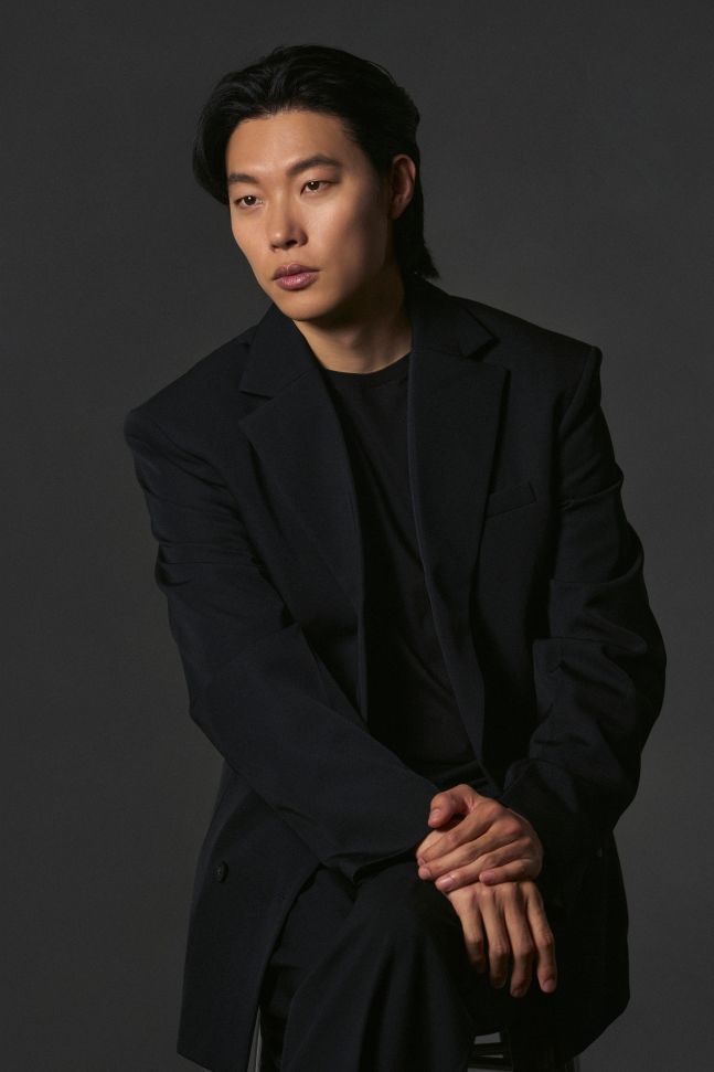 류준열·유아인, UAA와 전속계약 종료…갤럭시 이적설