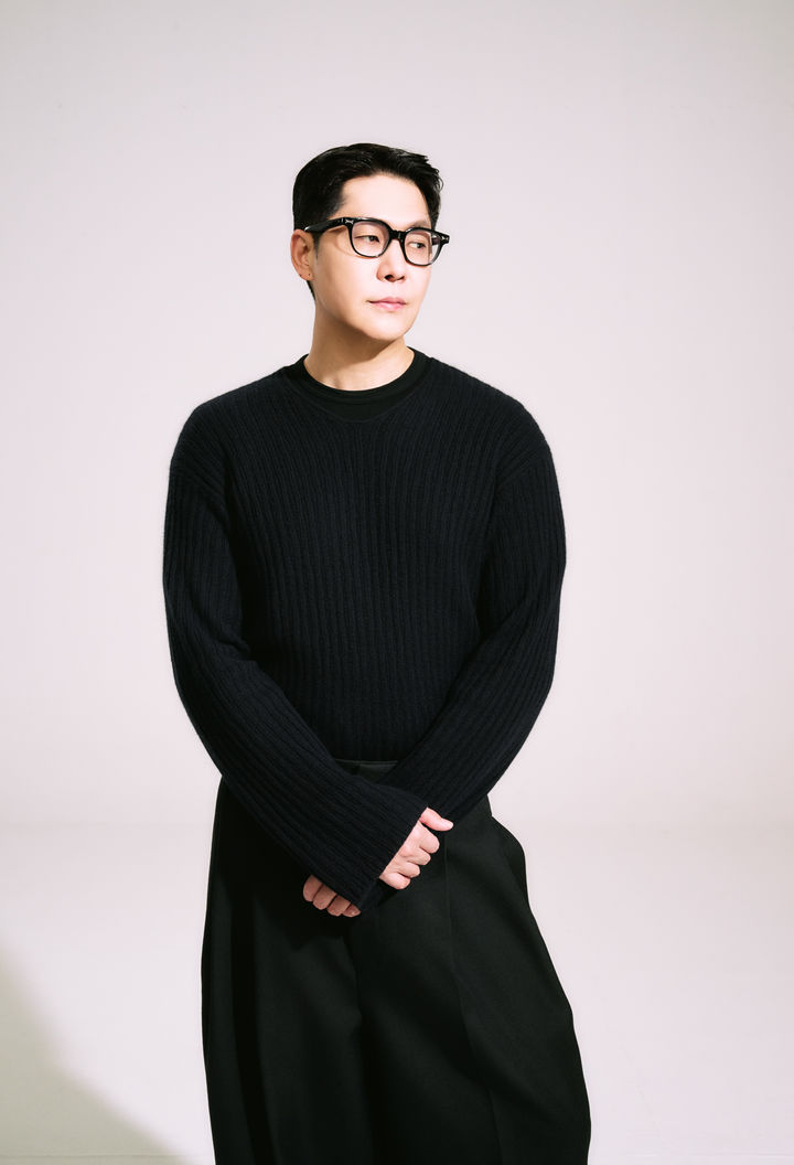<b>정준일</b>, 벗어던진 계절 여름…온기를 토하다