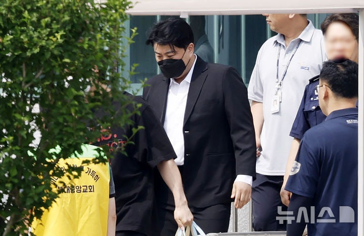 김호중 출소현장 가보니…차량 탑승후 '슝~'[출동!인턴]