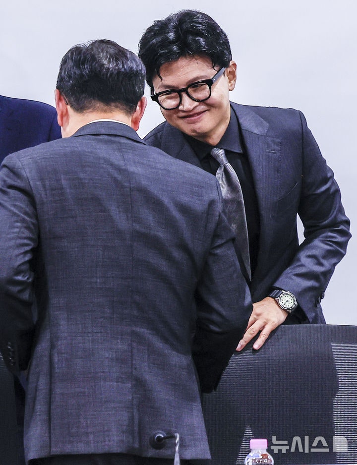 인사 나누는 한동훈-<b>박수영</b>