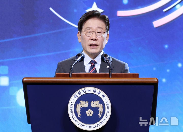 <b>이 대통령</b> "남·<b>북</b> 평화롭게 공존하는 길 찾을 것…정전체제를 평화체제...
