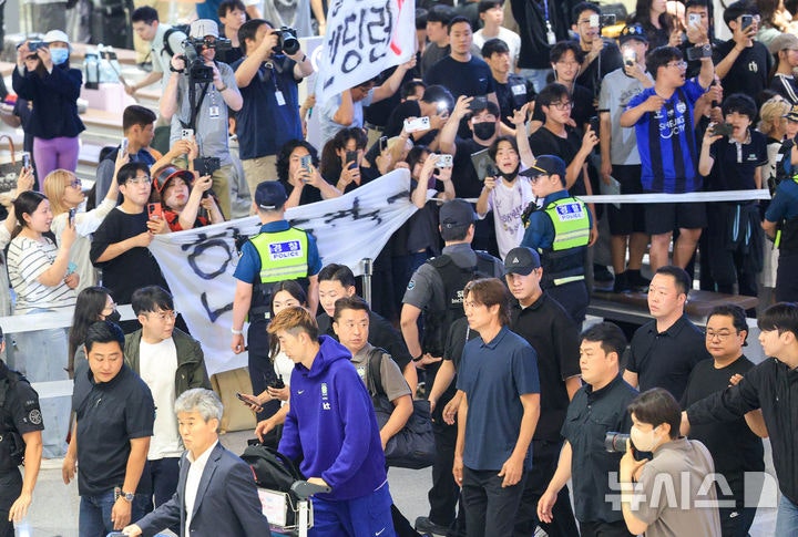'월드컵 탈락 책임' 홍명보…축구교실은 순항 중