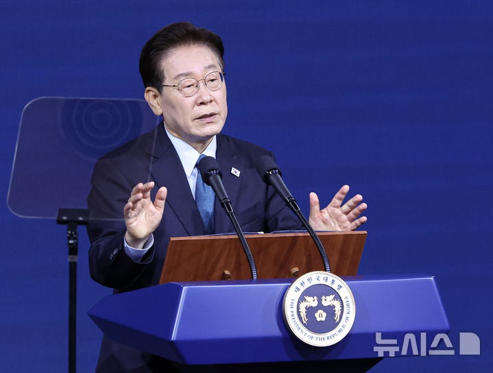 <b>이 대통령</b> "<b>이재용 결단</b>이 첨단산업 도약 선도…압박한 것 아니냐는 구...