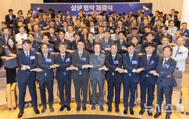 SK-협력사-공정위, '상생협약 체결을 기념하며'
