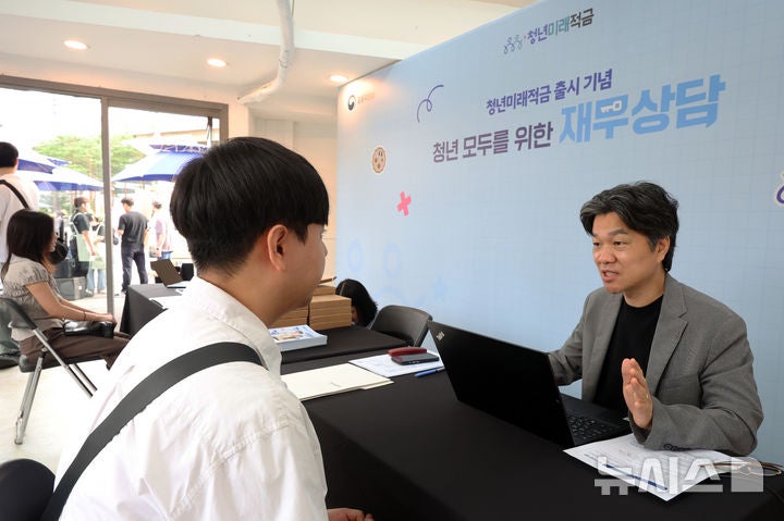 "오늘이 <b>신청</b> 마지막 날"…'최고 연 19%' <b>청년미래적금</b> 막차 타볼까