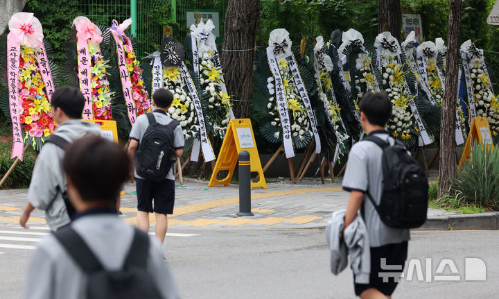 [서울=뉴시스] 조성우 기자 = 지난달 29일 고교야구 대회 도중 광주일고를 향해 '스타벅스 가야지' 응원 구호를 외쳐 논란을 빚은 배재고 야구부를 비판하는 근조 화환이 2일 서울 강동구 배재고등학교 앞에 놓여 있다