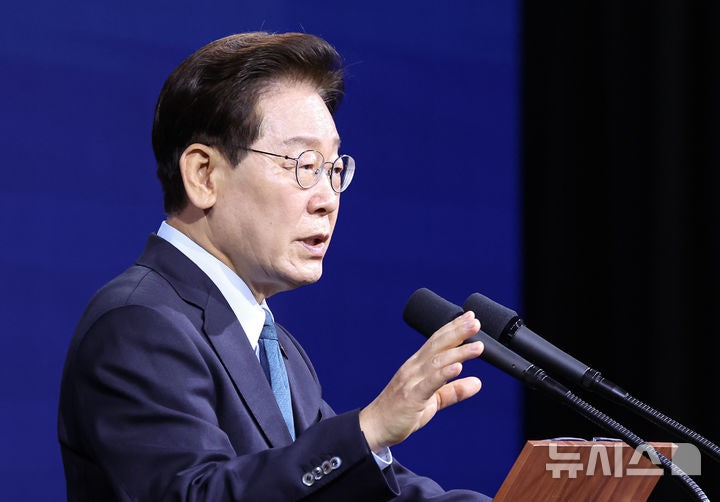 이 대통령, 영남권 첨단산업 비전 보고회…한화·현대차·삼성·SK 투자....