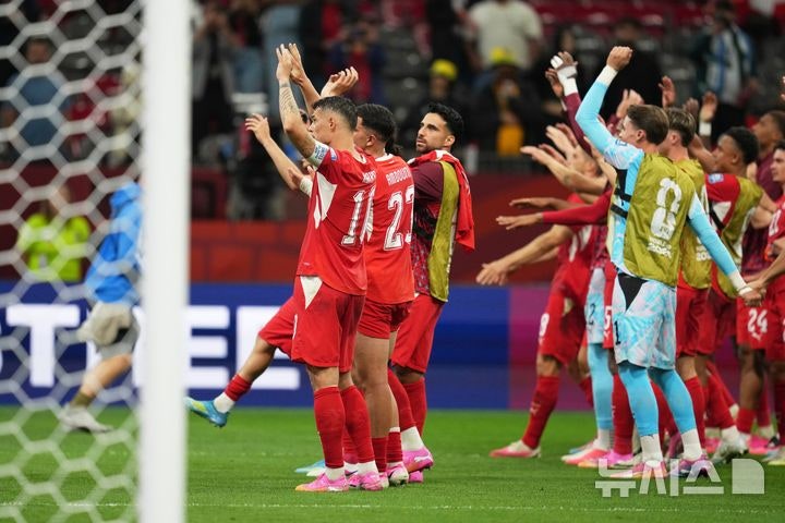 <b>스위스</b>, 알제리에 2-0 완승…88년 만에 토너먼트 승리[월드컵24시]