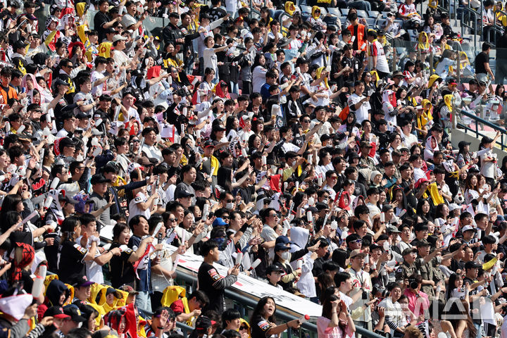 프로야구 <b>LG</b>, KBO 역대 최소 43경기 만에 <b>홈 100만 관중</b> 달성