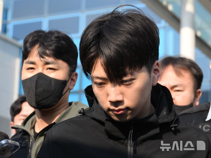 [광주=뉴시스] 이현행 기자 = 살인 혐의 등을 받는 장윤기(23)씨가 14일 오전 광주 서구 서부경찰서에서 검찰소 송치되고 있다.장윤기는 어린이날인 5일 오전 0시11분께 광주 광산구 한 고등학교 앞 대로변 인도