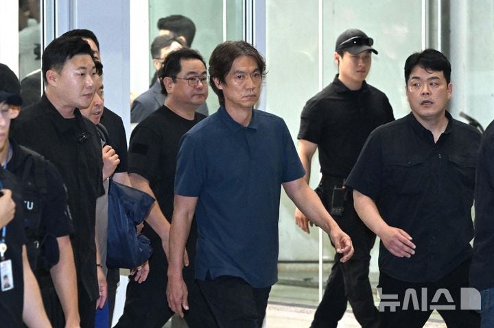 "안전 이유로 떠났다?"…'美 재출국' 홍명보 행보에 외신도 주목