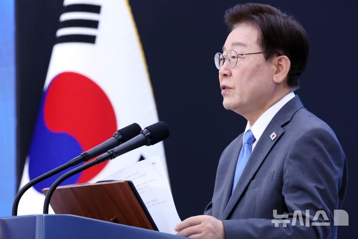 <b>이 대통령</b> "3대 <b>메가프로젝트</b>, 지지율 관리 수단이었다면 지선 전 시작...