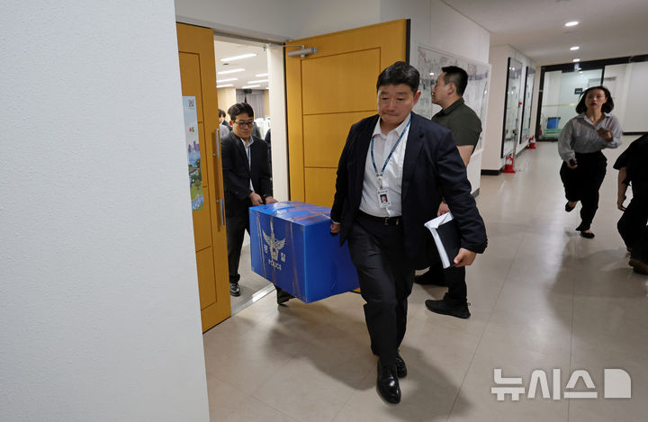 [과천=뉴시스] 박주성 기자 =5일 법조계에 따르면,합수본은 지난달 중순 선거관리위원회 서버를 압수수색하는 과정에서 중앙 선관위가 전국 구·시·군위원회에 발송한 '투표관리 업무 관련 유의사항 안내'의 업무연락을 확