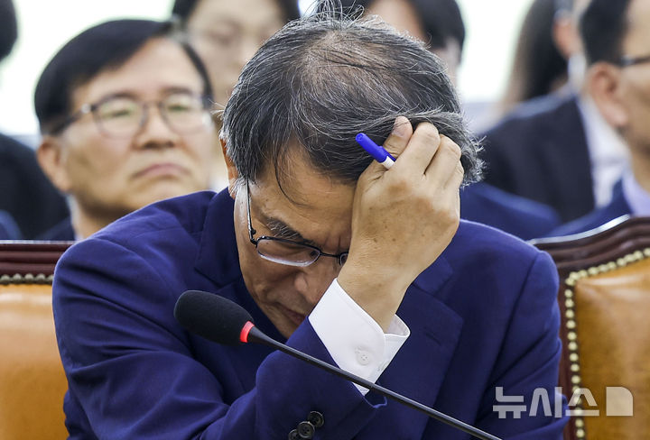 [서울=뉴시스] 정병혁 기자 = 노태악 전 중앙선관위원장이 1일 서울 여의도 국회에서 열린 제9회 전국동시지방선거 투표용지 부족사태 등 국민 참정권 침해 진상규명 및 선거관리 개혁을 위한 국정조사특별위원회 제3차 
