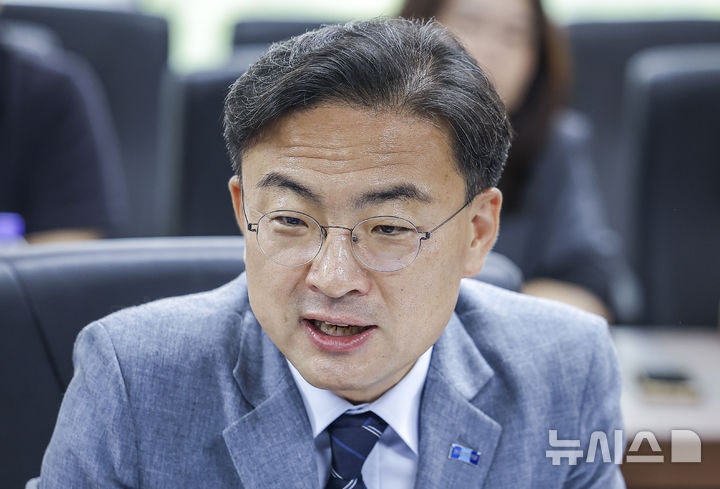 조국혁신당 <b>신장식</b>, 당대표 선거 <b>출마 선언</b>…"자강을 기본으로 숨쉬듯 ...