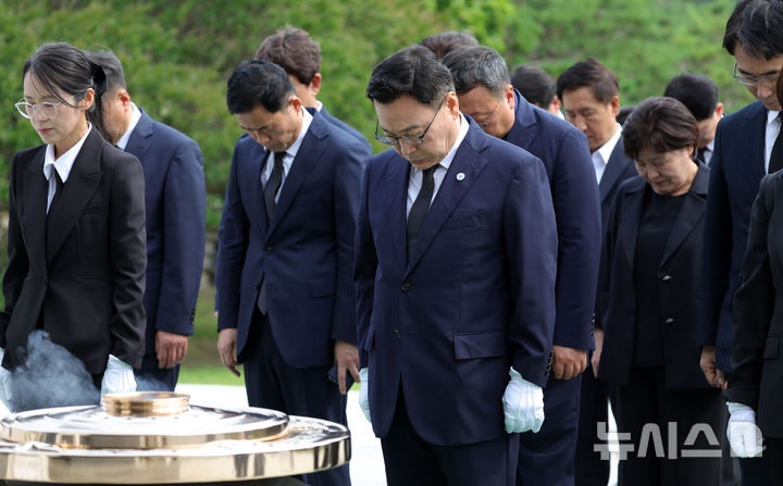 정근식, 배재고와 5·18묘역 참배…"올바른 성장 도울 것"