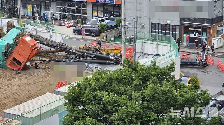 밀양 아파트 현장 <b>항타기</b> 전도…일대 정전 피해