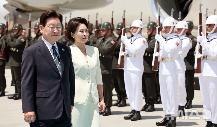 <b>이 대통령</b>, <b>튀르키예</b> 앙카라 <b>도착</b>…나토 정상회의 참석