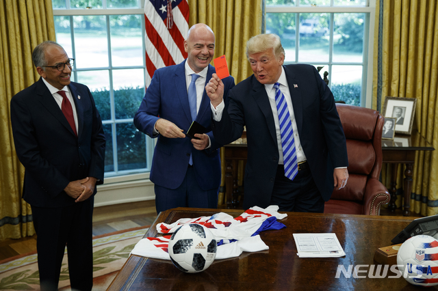 EU 의원들, '트럼프 전화→발로건 징계 유예' FIFA 회장 조사 촉구[월드컵24시]