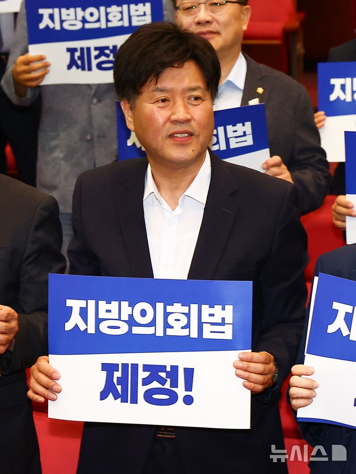 與 <b>김용</b>, <b>최고위원 출마</b> 선언…"낡은 여의도 문법 깨고 혁신 이끌 것"