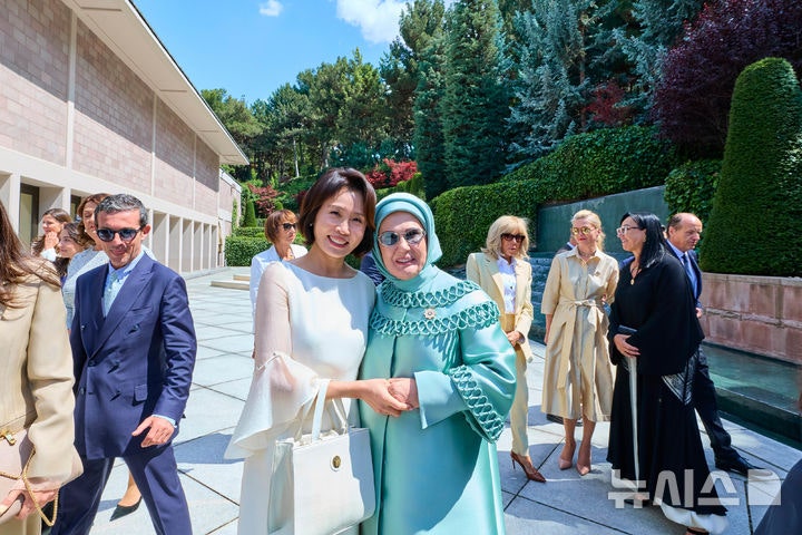 <b>김혜경</b> 여사, <b>나토</b> 배우자 프로그램 <b>참석</b>…"디지털 기술 부작용도 늘어...