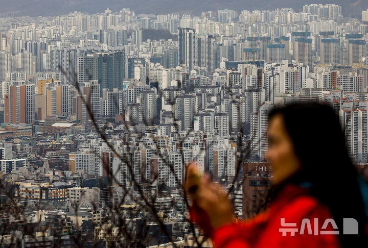 고삐 풀린 은행 <b>가계대출</b>…'널뛰는 집값·빚투'에 <b>7.6조</b> 폭증