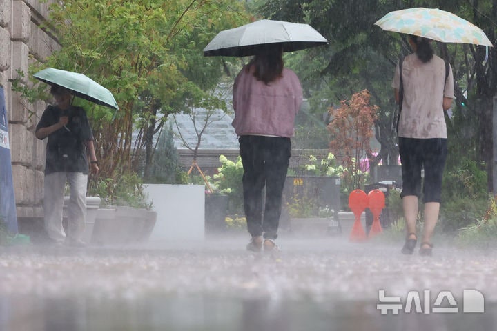 국지성 집중호우…서울 신대방역 인근 침수주의보 발령