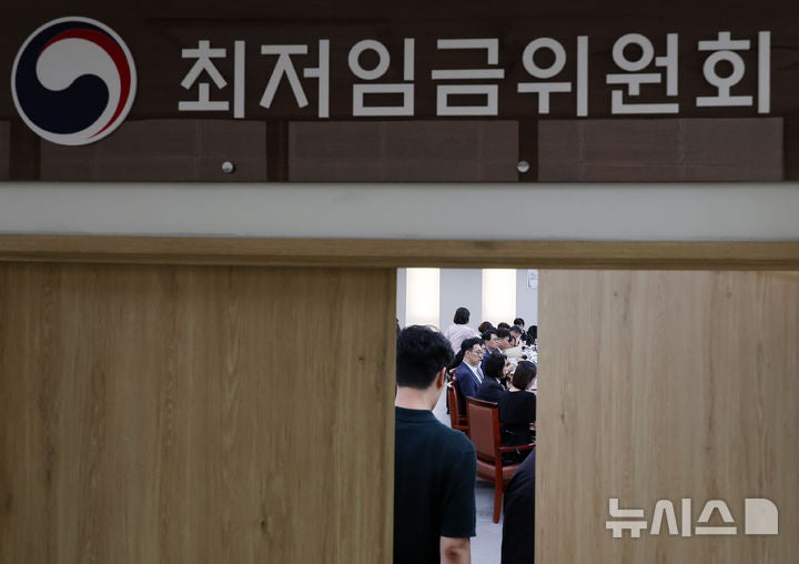 <b>최저임금</b> '<b>690원</b>' <b>격차</b>에 결론 14일로…경영계 2명은 퇴장(종합)