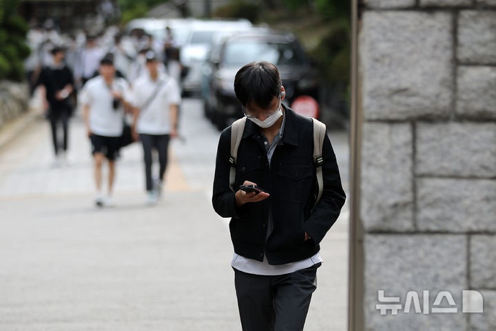스마트폰 없는 학교 가능할까…교사 "환영"·학부모 "우려"
