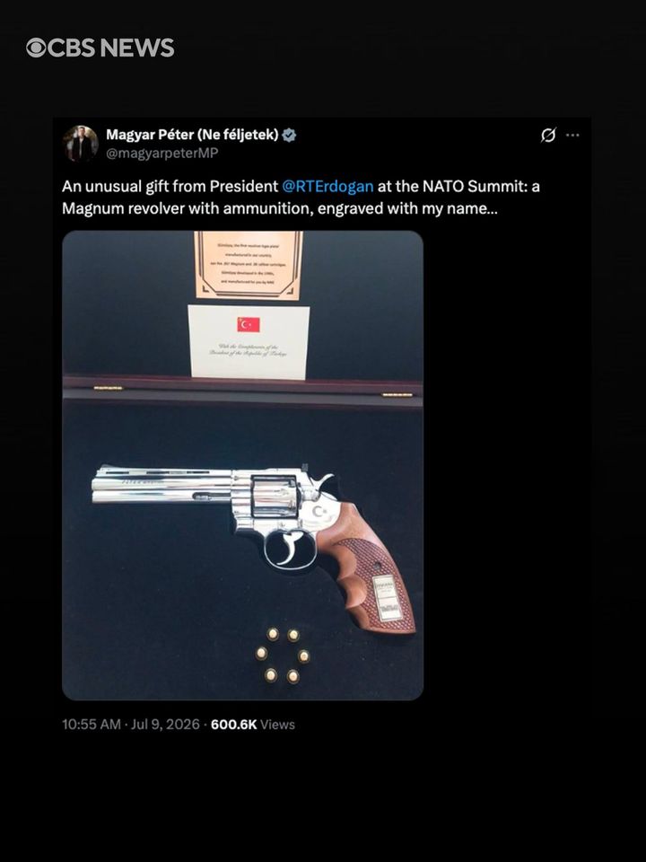 [서울=뉴시스] 레제프 타이이프 에르도안 튀르키예 대통령이 북대서양조약기구(NATO·나토) 정상회의에 참석한 각국 정상들에게 권총과 실탄을 선물한 것으로 확인됐다.일부 정상들이 이를 받고 난감해한 것으로 알려지면서