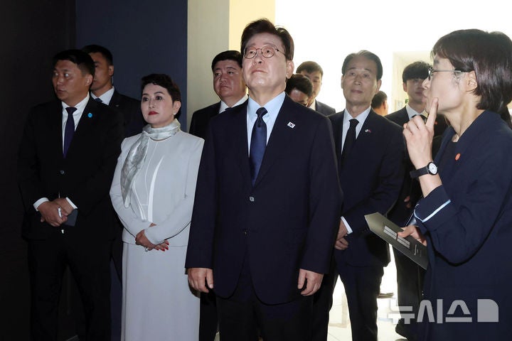 이 대통령, 울란바타르서 <b>이태준</b> 열사 헌화…"한몽 황금시대 이어갈 것...