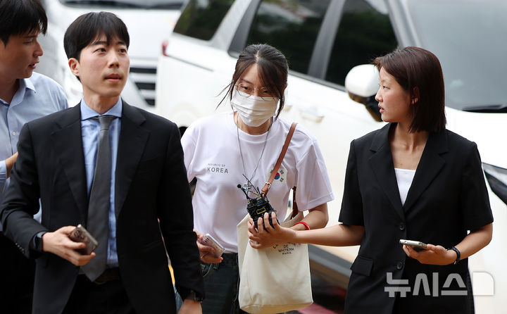 [서울=뉴시스] 김선웅 기자 = 체육단체들의 올림픽공원 핸드볼경기장 사무실 진입을 막아 업무방해 혐의로 입건된 30대 여성(일명 올다르크)이 10일 서울 송파경찰서에서 진행되는 피의자 조사에 출석하고 있다.2026