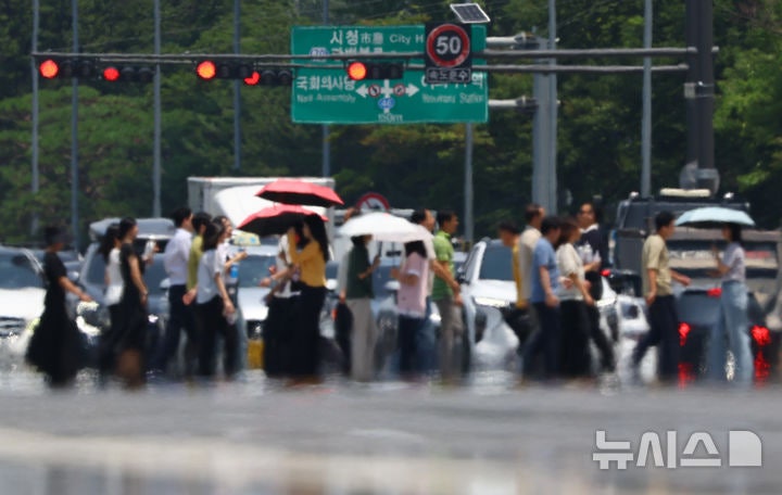 서울 동남·서남권 <b>폭염경보</b> 상향…"야외활동 자제"