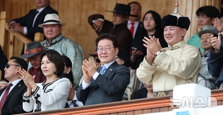 <b>이 대통령</b>, 몽골 전통<b>축제</b> '<b>나담</b>' 관람…후렐수흐 <b>대통령</b> "李 참석 감사...