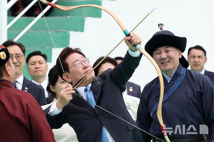 이 대통령, <b>몽골</b> 전통축제 '나담'서 활쏘기 체험…<b>순방</b> 일정 마무리(종...