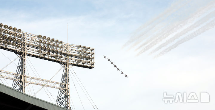 KBO 리그 <b>올스타전</b>, 축하 <b>에어쇼</b> 펼치는 블랙이글스