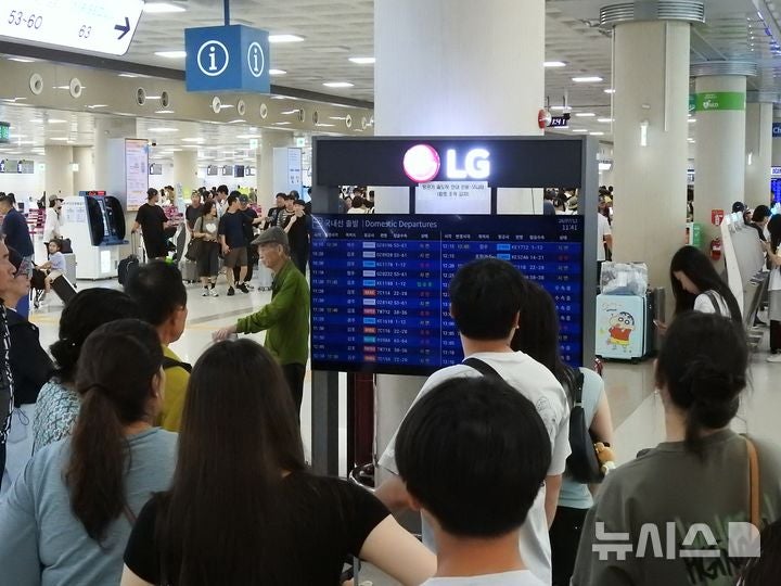 강풍 몰아친 제주공항, 여행객 '북새통'…"대체편 찾아 3시간 헤매"