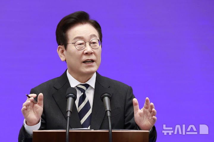 이번 제헌절에 대통령이 영빈관으로 시민들을 몰래 불러 모은 이유