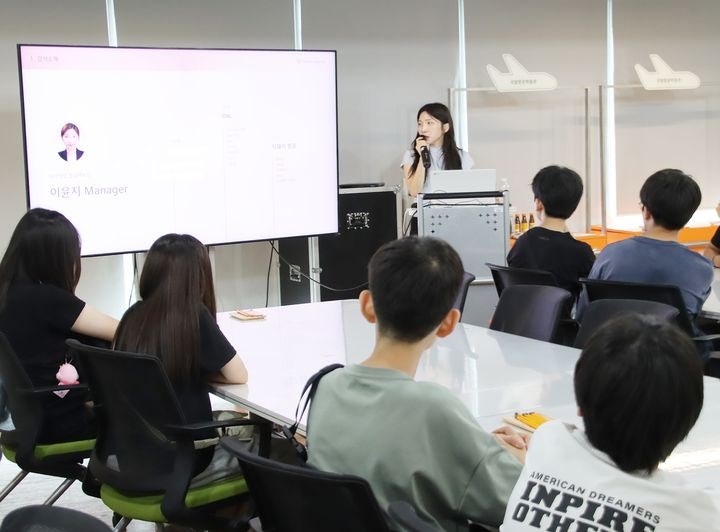 미래의 조종사들을 위해 하늘길 활짝 열어준 항공사의 감동 교실